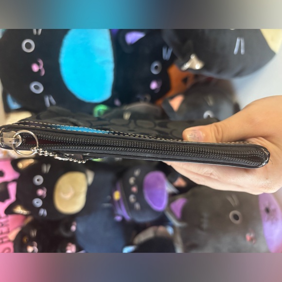 True Vintage Coach Wristlet with Corner Rubbing - Picture 6 of 13